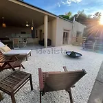 Casa de Férias Stylish & Idyllic With Private Garden 5 Min Walking From South In Gava Mar Barcelona