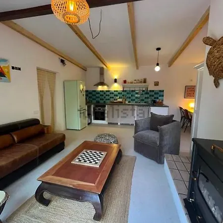 Casa de Férias Stylish & Idyllic With Private Garden 5 Min Walking From South In Gava Mar Barcelona