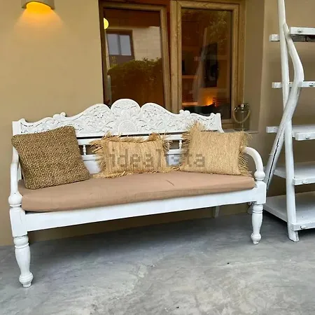 Stylish & Idyllic With Private Garden 5 Min Walking From South In Gava Mar Casa de Férias