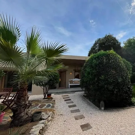 Casa de Férias Stylish & Idyllic With Private Garden 5 Min Walking From South In Gava Mar